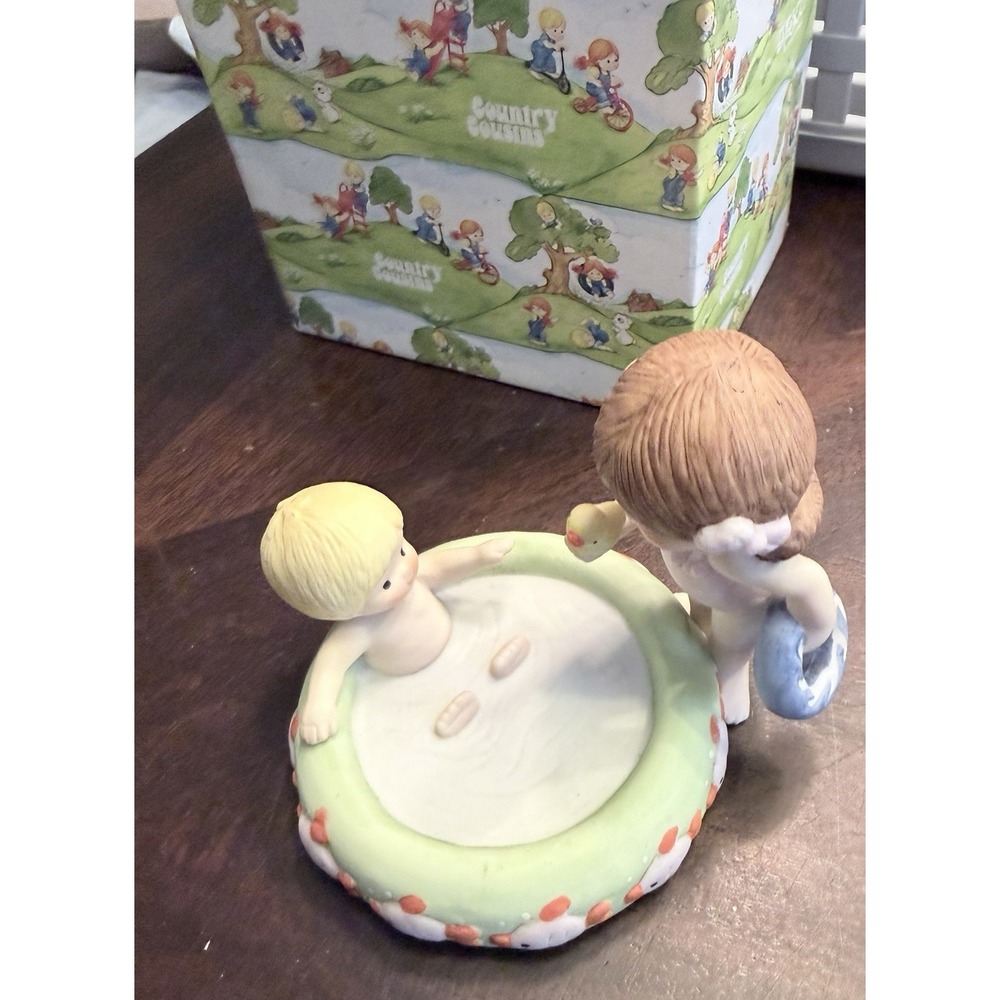 Enesco Country Cousins Skip & Sarah Swimming Pool 304220 w/box